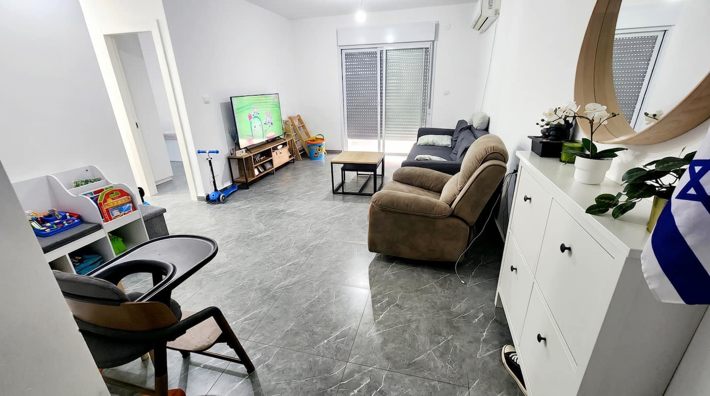 magnific_photo-a-living-room-with-_5xogWjtKxe