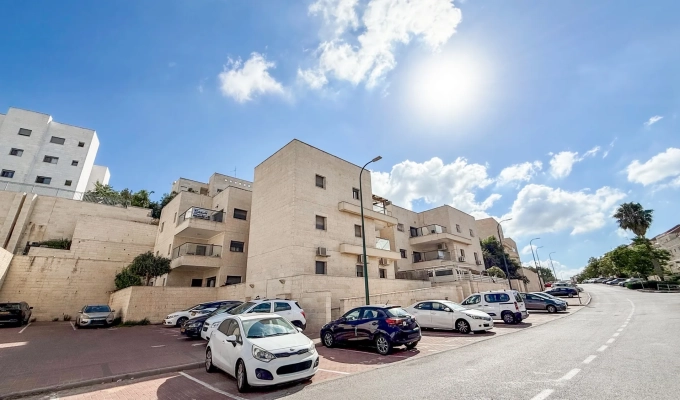 מבט חיצוני על בניין המגורים ברחוב עיר היונה 14 באריאל