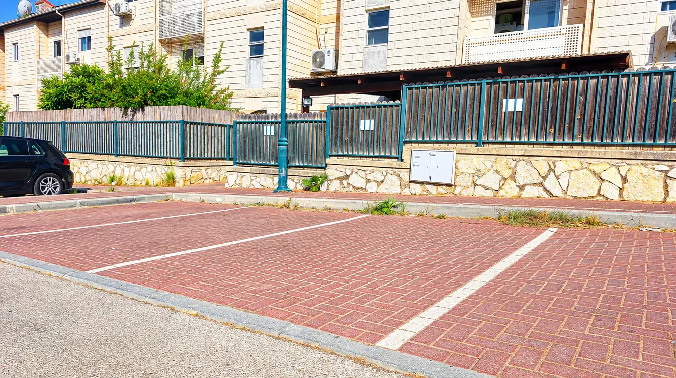 חניות מסומנות מול הבניין, דירת 3.5 חדרים, התבור 10, אריאל