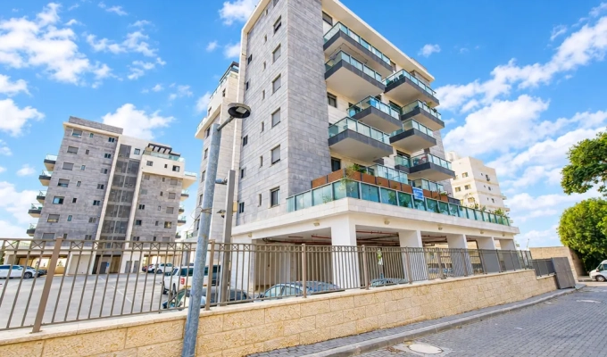 הבניין ברחוב רמת הגולן 4, דירת 4 חדרים ברמת הגולן 4, אריאל